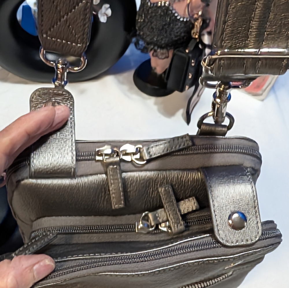 Gun Tote'n Mama G Metallic Leather Crossbody Concealed Carry Purse - Picture 7 of 12